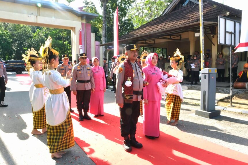 Upacara serah terima jabatan yang diwarnai prosesi adat di Kepolisian Daerah Sulawesi Tenggara, Mei 2025.