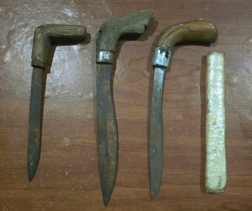 Barang bukti senjata tajam tanpa izin diamankan oleh aparat Kepolisian Resor (Polres) Kolaka, Mei 2025.