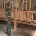 Serka Siswandi, membantu warga Desa Lampar membangun kandang kambing di Boyolali, (30/5/2025).