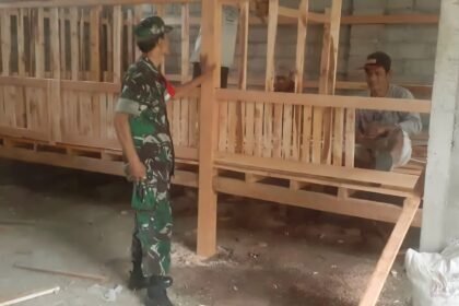 Serka Siswandi, membantu warga Desa Lampar membangun kandang kambing di Boyolali, (30/5/2025).
