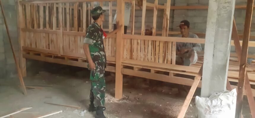 Serka Siswandi, membantu warga Desa Lampar membangun kandang kambing di Boyolali, (30/5/2025).