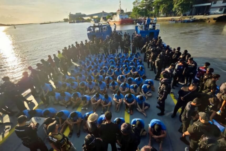 100 narapidana kasus narkoba dipindahkan ke Lapas supermaksimum Nusakambangan, (30/5/2025) sore lalu.