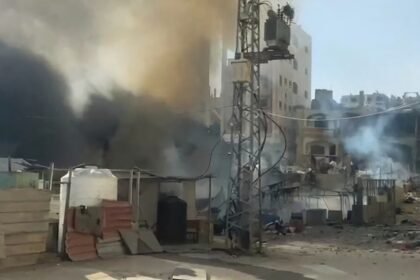 Gudang obat Rumah Sakit Al-Awda terbakar akibat tembakan militer Israel, Mei 2025. (qudsn/ho)