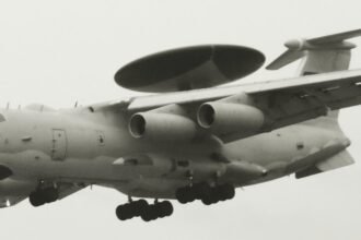 Prototipe AWACS KJ-2000, pesawat peringatan dini adalah sebuah sistem radar yang dibawa oleh sebuah pesawat terbang yang dirancang untuk mendeteksi pesawat terbang lain. Radar ini dapat membedakan antara pesawat terbang kawan dan pesawat terbang musuh dari jarak jauh. (The GIMP/HO/MP)