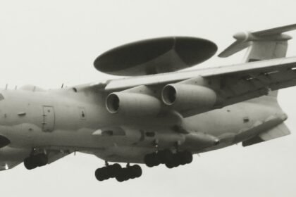 Prototipe AWACS KJ-2000, pesawat peringatan dini adalah sebuah sistem radar yang dibawa oleh sebuah pesawat terbang yang dirancang untuk mendeteksi pesawat terbang lain. Radar ini dapat membedakan antara pesawat terbang kawan dan pesawat terbang musuh dari jarak jauh. (The GIMP/HO/MP)