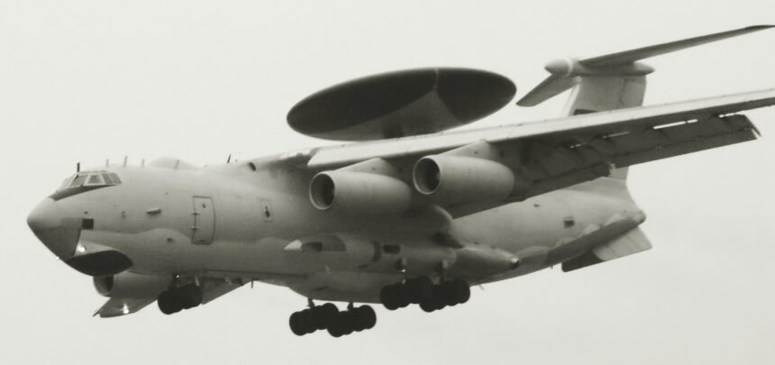 Prototipe AWACS KJ-2000, pesawat peringatan dini adalah sebuah sistem radar yang dibawa oleh sebuah pesawat terbang yang dirancang untuk mendeteksi pesawat terbang lain. Radar ini dapat membedakan antara pesawat terbang kawan dan pesawat terbang musuh dari jarak jauh. (The GIMP/HO/MP)