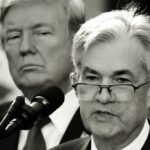 Presiden AS Donald Trump menyaksikan Jerome Powell, Federal Reserve AS, berpidato di Washington.