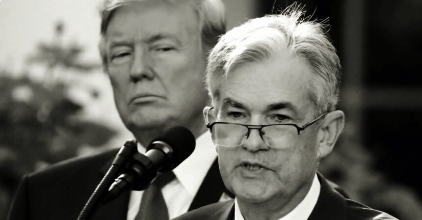 Presiden AS Donald Trump menyaksikan Jerome Powell, Federal Reserve AS, berpidato di Washington.