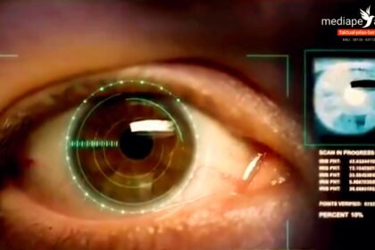 Ilustrasi pemindaian retina oleh perangkat bernama Orb yang terkait dengan proyek mata uang kripto, World Coin, Mei 2025. (the verge/bloomberg/ho/mp)