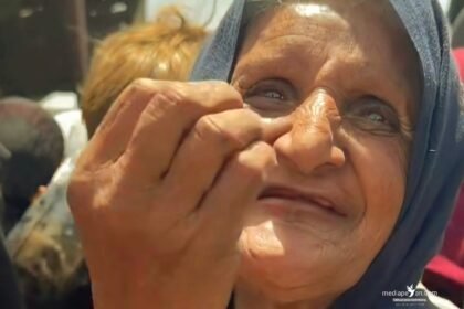 "Kami hanya bisa berharap dan berdoa," kata lirih seorang wanita tua. "Tidak ada yang tersisa untuk kami... kecuali Tuhan," (17/5/2025). (qudsn/ho/mp).