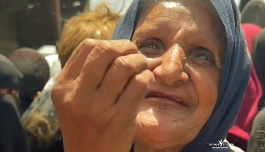 "Kami hanya bisa berharap dan berdoa," kata lirih seorang wanita tua. "Tidak ada yang tersisa untuk kami... kecuali Tuhan," (17/5/2025). (qudsn/ho/mp).