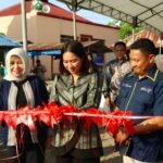 Wamen Ni Luh Puspa melakukan pengguntingan pita dalam rangka Program Pengabdian kepada Masyarakat (PKM) di lingkungan Politeknik Pariwisata Makassar, Mei 2025.