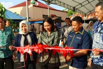 Wamen Ni Luh Puspa melakukan pengguntingan pita dalam rangka Program Pengabdian kepada Masyarakat (PKM) di lingkungan Politeknik Pariwisata Makassar, Mei 2025.