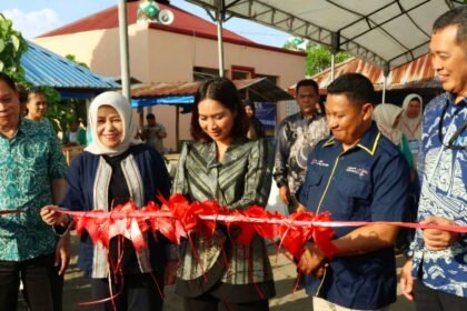 Wamen Ni Luh Puspa melakukan pengguntingan pita dalam rangka Program Pengabdian kepada Masyarakat (PKM) di lingkungan Politeknik Pariwisata Makassar, Mei 2025.