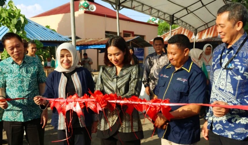 Wamen Ni Luh Puspa melakukan pengguntingan pita dalam rangka Program Pengabdian kepada Masyarakat (PKM) di lingkungan Politeknik Pariwisata Makassar, Mei 2025.