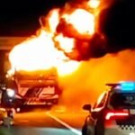 Kebakaran bus di wilayah Karawang Barat arah Jakarta, Rabu (28 Mei 2025). (na2ng travelling/ho)