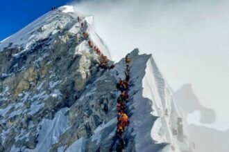 Pendaki bersama pemandu Sherpa Everest Mei 2025. (ap/ho)