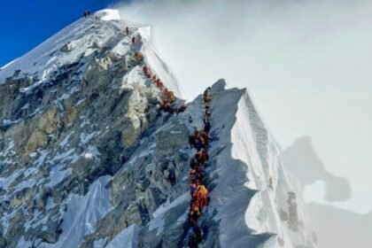 Pendaki bersama pemandu Sherpa Everest Mei 2025. (ap/ho)