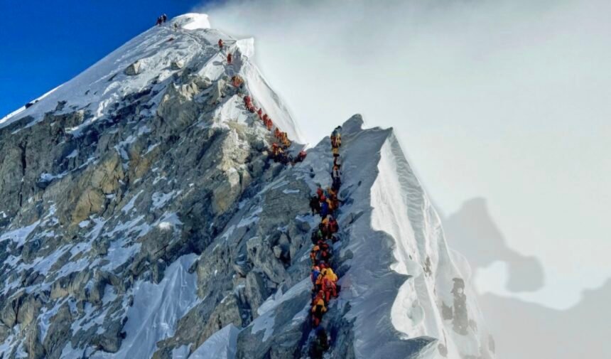 Pendaki bersama pemandu Sherpa Everest Mei 2025. (ap/ho)