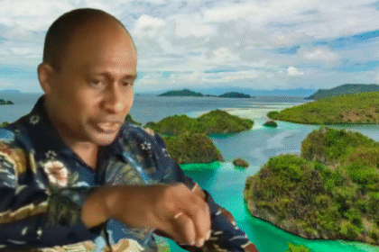 Ketua Kelompok Kerja Adat pada Majelis Rakyat Papua (MRP) Provinsi Papua Barat Daya, Mesak Mambraku, kolase: Pulau Raja Ampat, Juni 2025.