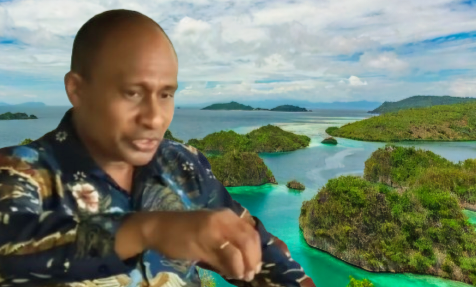 Ketua Kelompok Kerja Adat pada Majelis Rakyat Papua (MRP) Provinsi Papua Barat Daya, Mesak Mambraku, kolase: Pulau Raja Ampat, Juni 2025.