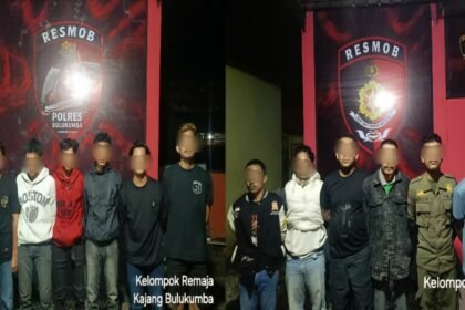 Sebanyak 13 orang diamankan dalam operasi dini hari yang dilakukan oleh tim gabungan dari Unit Resmob dan Intelkam Polres Bulukumba pada Senin (9 Juni) sekitar pukul 02:45 waktu setempat.