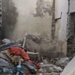 Tampak lokasi kejadian menunjukkan puing-puing berserakan dan bagian rumah rusak berat akibat ledakan septic tank, (25/6/2025).