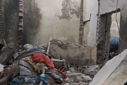Tampak lokasi kejadian menunjukkan puing-puing berserakan dan bagian rumah rusak berat akibat ledakan septic tank, (25/6/2025).