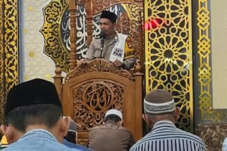 Bripka M. Arafah, Bhabinkamtibmas dari Polsek Somba Opu Polres Gowa berceramah tentang Islam dan kamtibmas di hadapan jamaah di Masjid Al Falah, Antang, Kota Makassar, Minggu (1/6) pagi.