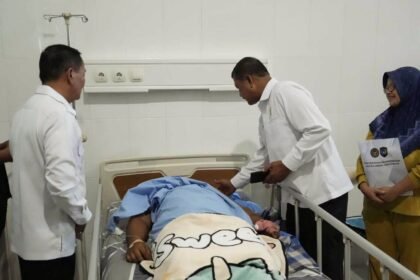 Dirjenpas menjenguk petugas terluka usai insiden kaburnya 19 napi di Nabire, (3/6/2025).