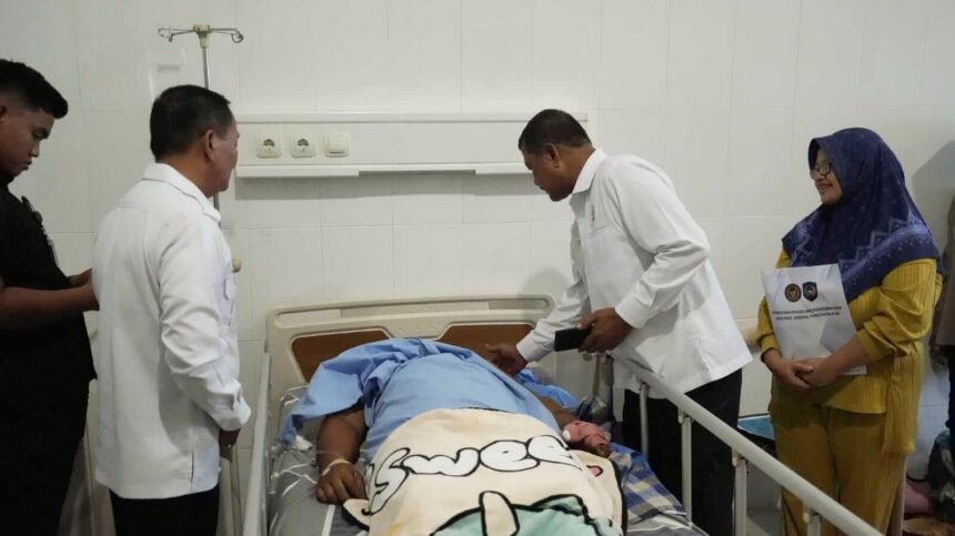 Dirjenpas menjenguk petugas terluka usai insiden kaburnya 19 napi di Nabire, (3/6/2025).