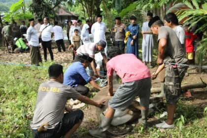 Polres Enrekang menggelar proses penyembelihan hewan kurban di hari raya Idul Adha, 6 Juni 2025.