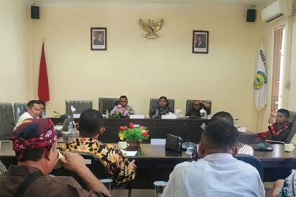 Rapat pemilik koperasi dengan Komisi ll DPRD Buru.