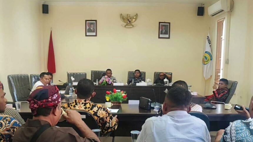 Rapat pemilik koperasi dengan Komisi ll DPRD Buru.