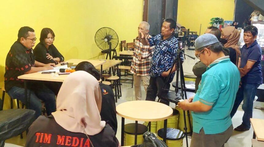 Konferensi pers yang digelar pada Minggu (8/6/2025) di Makassar terkait sengketa akses jalan di kawasan Perumahan Bukit Baruga Manggarupi, Kabupaten Gowa, Sulawesi Selatan.