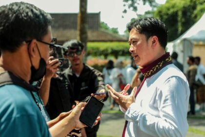 Anggota DPRD DKI Jakarta dari Partai Solidaritas Indonesia (PSI), Kevin Wu, menyampaikan keprihatinannya atas musibah Kebakaran di Kelurahan Kapuk Muara, Kecamatan Penjaringan, Jakarta Utara, pada Jumat (6 Juni 2025). 