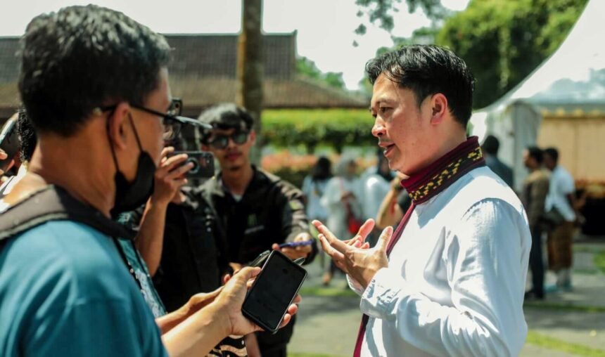 Anggota DPRD DKI Jakarta dari Partai Solidaritas Indonesia (PSI), Kevin Wu, menyampaikan keprihatinannya atas musibah Kebakaran di Kelurahan Kapuk Muara, Kecamatan Penjaringan, Jakarta Utara, pada Jumat (6 Juni 2025). 