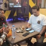 Perwakilan keluarga, Agung, dalam konferensi pers yang digelar di sebuah kafe kawasan Jalan Dg Tata Raya, Makassar, pada Selasa, 10 Juni 2025.