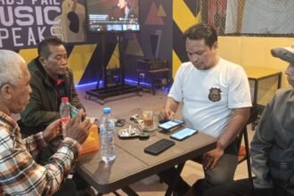 Perwakilan keluarga, Agung, dalam konferensi pers yang digelar di sebuah kafe kawasan Jalan Dg Tata Raya, Makassar, pada Selasa, 10 Juni 2025.