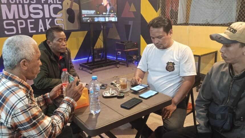 Perwakilan keluarga, Agung, dalam konferensi pers yang digelar di sebuah kafe kawasan Jalan Dg Tata Raya, Makassar, pada Selasa, 10 Juni 2025.