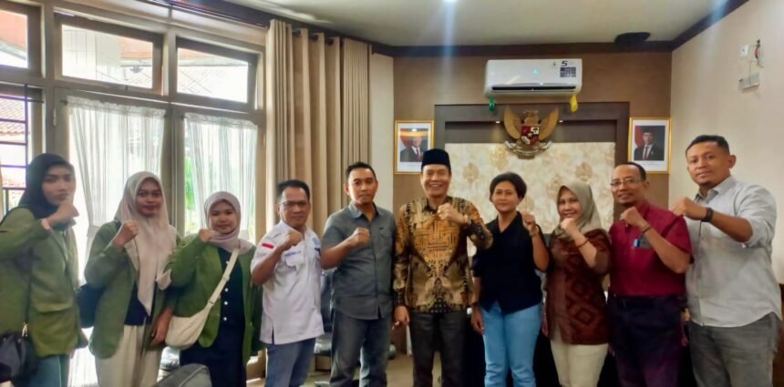 Paguyuban Wali Atlet Sepatu Roda diterima secara resmi oleh Ketua DPRD Jombang, Hadi Atmaji, dalam sebuah audiensi di ruang kerjanya, (10/6/2025).