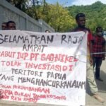 Warga Papua melakukan aksi penolakan tambang nikel di Raja Ampat, Juni 2025.