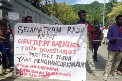 Warga Papua melakukan aksi penolakan tambang nikel di Raja Ampat, Juni 2025.