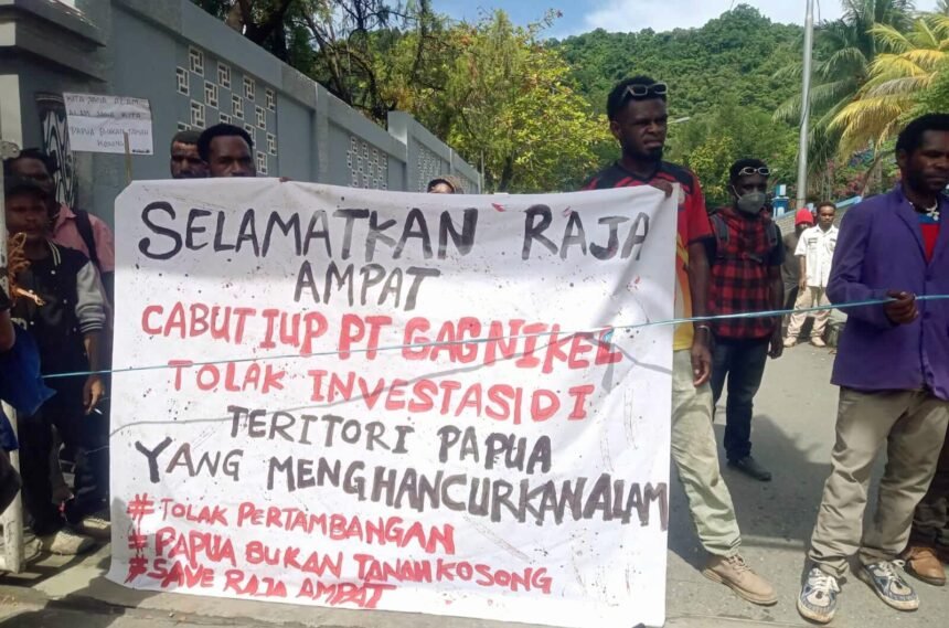 Warga Papua melakukan aksi penolakan tambang nikel di Raja Ampat, Juni 2025.
