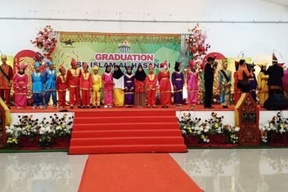 Acara kelulusan SD di Tangerang bernuansa Minangkabau, (14/6/2025).