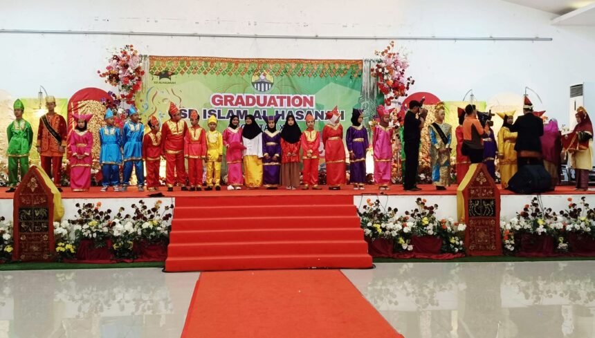 Acara kelulusan SD di Tangerang bernuansa Minangkabau, (14/6/2025).
