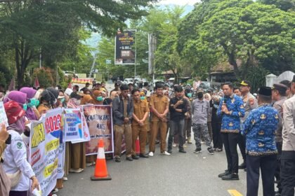 Ratusan tenaga PPPK di Enrekang tuntut kepastian SK dan Gaji yang belum dibayar, Juni 2025.
