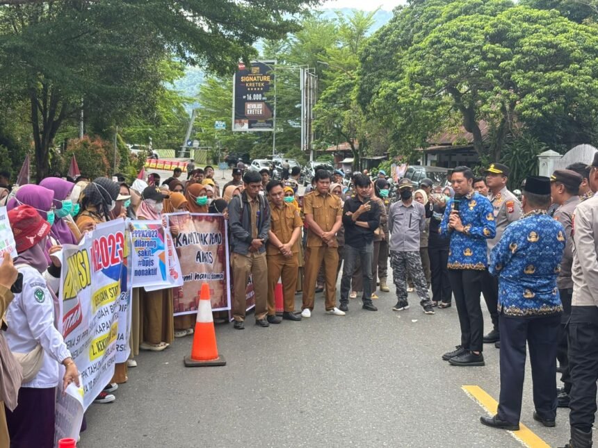 Ratusan tenaga PPPK di Enrekang tuntut kepastian SK dan Gaji yang belum dibayar, Juni 2025.