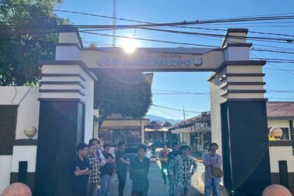 Mahasiswa di Palopo gelar aksi di depan Markas Polres Palopo, Juni 2025.