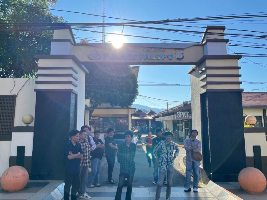 Mahasiswa di Palopo gelar aksi di depan Markas Polres Palopo, Juni 2025.